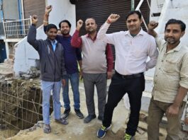 तुलसीपुर में नाले की दीवार तिरछी, गुणवत्ता पर सवाल:नगर पंचायत अध्यक्ष प्रतिनिधि ने जांच का आश्वासन दिया