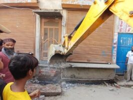 बलरामपुर में प्रशासन ने चलाया अतिक्रमण हटाओ अभियान:गर्ल्स इंटर कॉलेज से छोटी नहरिया तक अवैध कब्जे पर चला बुलडोजर