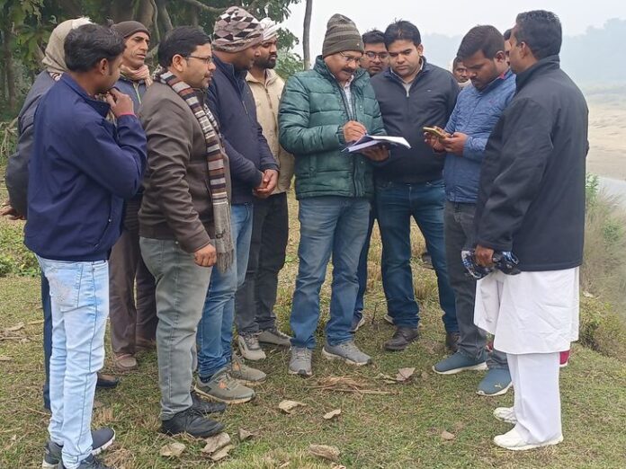 ग्रामीणों के धरने के बाद सिंचाई विभाग ने किया निरीक्षण: