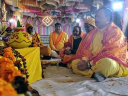 सहस्र वेदीय महादीपयज्ञ का आयोजन:देवमंच पर मुख्य यजमानों ने की पूजा-अर्चना