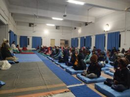 तीन दिवसीय आनापान ध्यान कोर्स का अंतिम दिन:इकौना में बच्चों को एकाग्रता और आत्म-जागरूकता के लाभ बताए