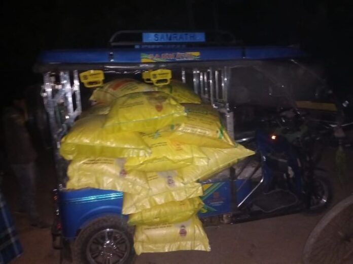 कुंडा सोसाइटी में रात में बेची जा रही यूरिया:किसानों खाद