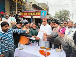 अलीगढ़वां-बर्डपुर मार्ग बनेगा फोरलेन:व्यापारी तोड़फोड़ के विरोध में सांसद को ज्ञापन सौंपा, चौड़ाई कम करने की मांग