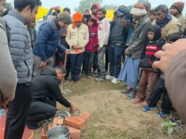 बलरामपुर के परशुरामपुर में पक्के चकमार्ग का निर्माण शुरू:जिलाधिकारी ने किया शुभारंभ, ग्रामीणों ने जताई खुशी