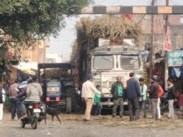 बभनान रेलवे कैबिन पर गन्ना लदा ट्रक फंसा:ओवर हाइट गेज में फंसने से घंटों तक लगा जाम
