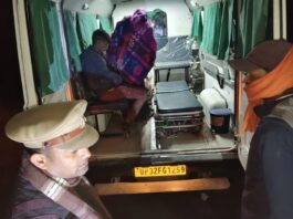 निचलौल में अनियंत्रित होकर बाइक से गिरे दो युवक, हालत गंभीर।*