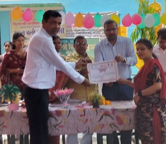 बीएसए ने मूडघाट विद्यालय में नई पुस्तकें बांटीं:वार्षिकोत्सव में बच्चों को मिलीं नई किताबें, दिखा उत्साह