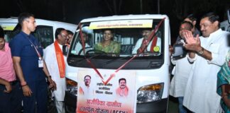 कबीरधाम में ‘दीदियों’ ने संभाली स्टीयरिंग, उपमुख्यमंत्री शर्मा बने पैसेंजर