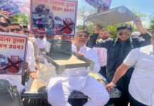 भोपाल में कांग्रेस ने किया अनोखा विरोध, महिलाओं को बांटे लकड़ी के चूल्हे