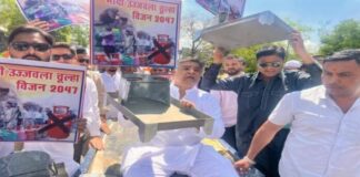 भोपाल में कांग्रेस ने किया अनोखा विरोध, महिलाओं को बांटे लकड़ी के चूल्हे