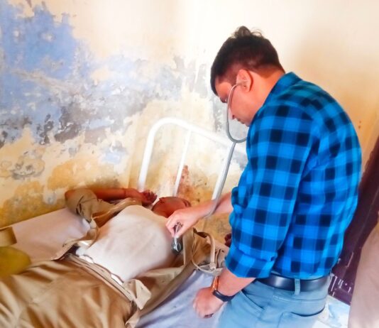 होमगार्ड की ड्यूटी के दौरान बिगड़ी तबीयत:तेज चक्कर आने के बाद जिला अस्पताल रेफर, इलाज जारी