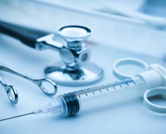 सरकारी अस्पतालों में इलाज करा रहे लोगों के लिए मुफ़्त दवा के डिब्बे