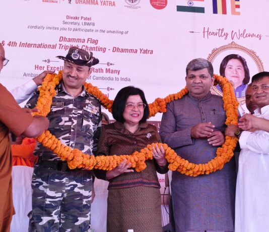 बलरामपुर में स्थापित हुआ सबसे ऊंचा धम्म ध्वज:अंतरराष्ट्रीय त्रिपिटक पाठ और धम्म यात्रा का हुआ आयोजन
