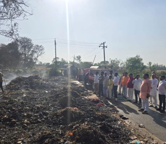 बनकटी डंपिंग ग्राउंड में लगी आग:अध्यक्ष प्रतिनिधि ने अधिकारियों संग बुझाई