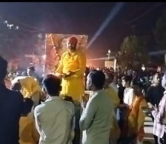 इकौना में नवरात्रि दुर्गा पूजा शोभा यात्रा:नगर के प्रमुख मार्गों से निकाली गई