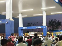 तेलौरा पेट्रोल पंप पर लोगों की भीड़:एचपी पेट्रोल पंप संचालक बोले- ईंधन की कोई कमी नहीं है