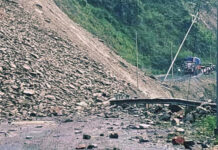 भारी बारिश और भूस्खलन से उत्तर सिक्किम में सड़क बंद, 200 पर्यटक फंसे News Desk