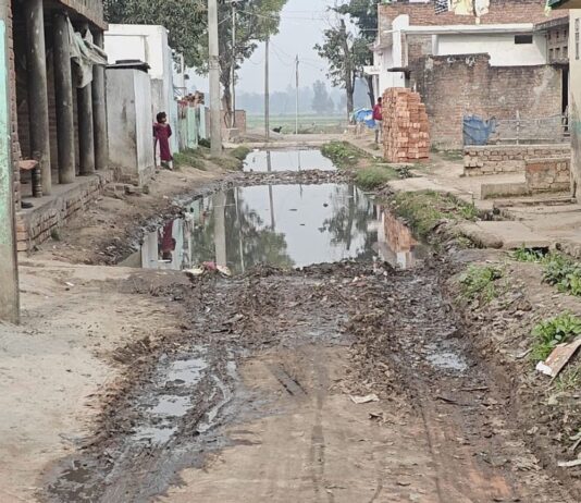 खड़ैला में 76 साल बाद भी सड़क:ग्रामीणों को बुनियादी सुविधा से वंचित, बारिश में कीचड़ से आवागमन बाधित
