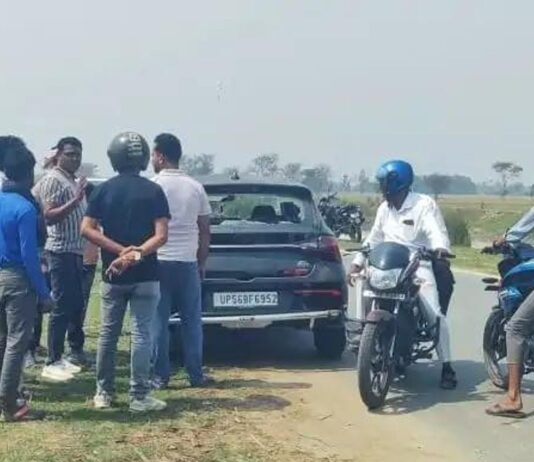 महराजगंज में कार पर हमला:बेटी संग लौट रहे व्यक्ति को बनाया निशाना, बाइक सवार फरार