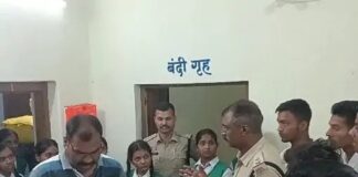 छात्र-छात्राओं ने पुलिस चौकी का किया शैक्षणिक भ्रमण