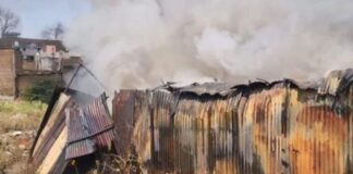 प्लास्टिक फैक्ट्री में लगी भीषण आग, आसमान में दूर से दिखा धुएं का गुबार, 5 टैंकरों ने बुझाई आग