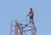 मोबाइल टावर पर चढ़ा युवक:प्रेमिका को बुलाने की जिद करता रहा, 4 घंटे चला हाई वोल्टेज ड्रामा