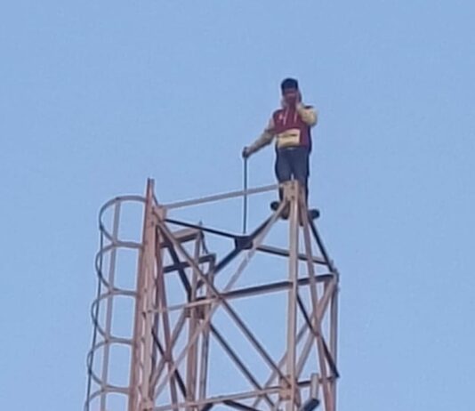 मोबाइल टावर पर चढ़ा युवक:प्रेमिका को बुलाने की जिद करता रहा, 4 घंटे चला हाई वोल्टेज ड्रामा