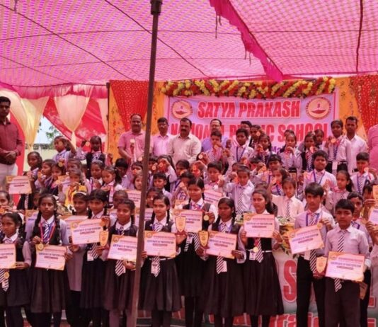 पनियरा के स्कूल में वार्षिक पुरस्कार वितरण समारोह:मेधावी छात्र-छात्राएं शैक्षणिक व सह-पाठ्यक्रम गतिविधियों के लिए सम्मानित