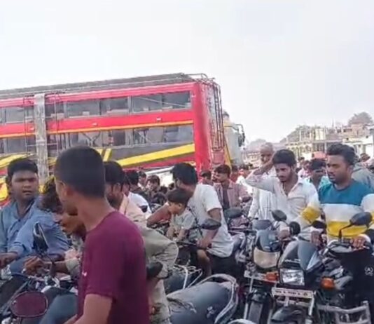 जमुनहा में पेट्रोल किल्लत की अफवाह से हड़कंप:दूसरे दिन भी पंपों पर भारी भीड़, लोग हुए परेशान