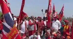 कैबिनेट मंत्री संजय निषाद धरने पर, मस्जिद हटाने की मांग