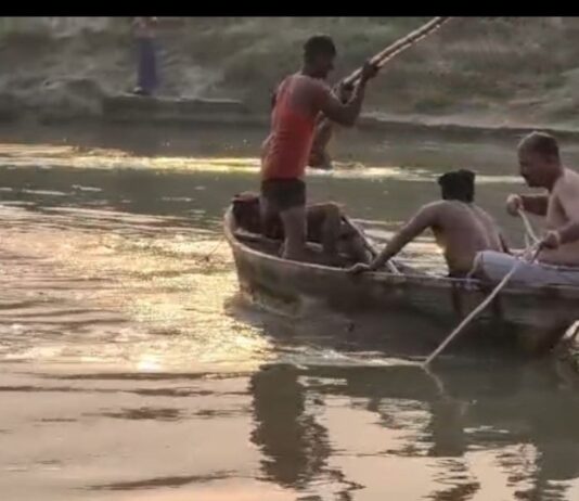 राप्ती पार करने को मजबूर 9 गांवों के ग्रामीण:पुल के अभाव में जान जोखिम में, विधायक ने भेजा प्रस्ताव