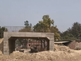 भलुहा में रेलवे अंडरपास निर्माण जारी:बेलौहा-घोसियारी मार्ग पर यातायात डायवर्ट, लोगों को परेशानी