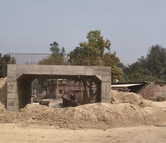 भलुहा में रेलवे अंडरपास निर्माण जारी:बेलौहा-घोसियारी मार्ग पर यातायात डायवर्ट, लोगों को परेशानी