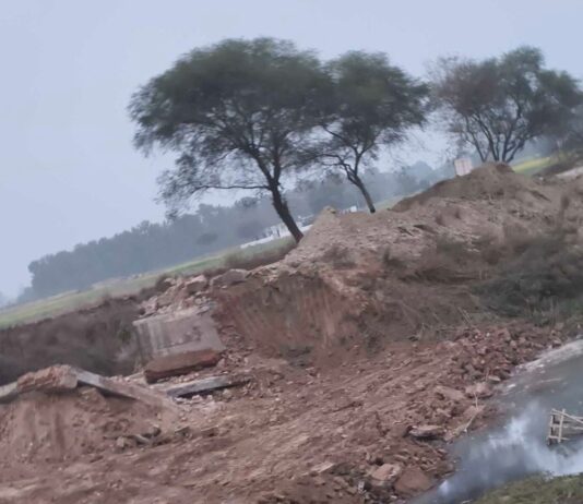 लक्ष्मीगंज पुल का निर्माण जारी:डायवर्जन मार्ग खराब होने से राहगीर परेशान