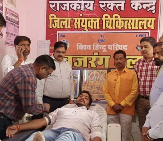 बजरंग दल ने किया रक्तदान:विश्व हिंदू परिषद के तत्वावधान में, हनुमान जी के सामने दीप प्रज्ज्वलित कर हुई शुरुआत