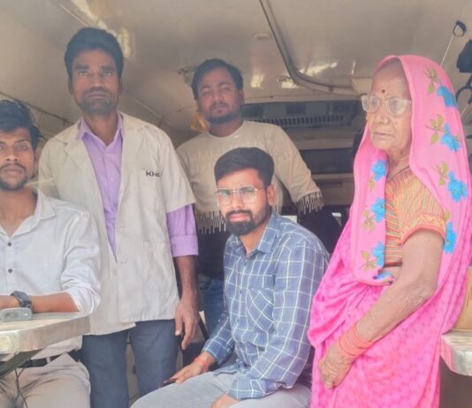 हनुमानपुर में मेडिकल मोबाइल यूनिट ने लगाया स्वास्थ्य शिविर:बृजमनगंज सामुदायिक स्वास्थ्य केंद्र ने ग्रामीणों को दी स्वास्थ्य सेवाएं