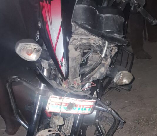 बेरता चौराहे पर सड़क हादसा, एक घायल:अयोध्या से लौट रहे व्यक्ति की बाइकें आपस में भिड़ीं