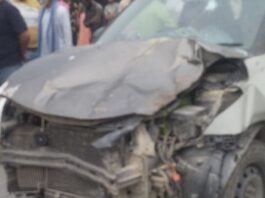 बहराइच में मवेशी से टकराई कार:अगला हिस्सा क्षतिग्रस्त, सवारों को मामूली चोटें आईं