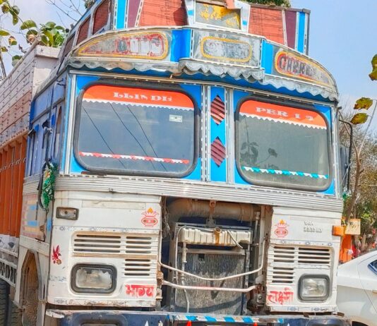 बस्ती में ट्रक-बाइक भिड़ंत, एक युवक की मौत:दो गंभीर घायल, लखनऊ रेफर; पुलिस ने ट्रक जब्त किया