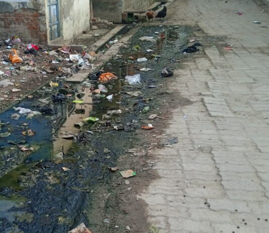 नासिरगंज पुलिस चौकी के पीछे सड़क पर गंदा पानी जमा:स्थानीय निवासियों को आवागमन और बीमारियों का खतरा