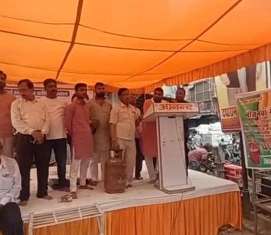 महराजगंज में गैस एजेंसी के खिलाफ भाजपा कार्यकर्ताओं का प्रदर्शन:ओवररेटिंग और होम डिलीवरी बंद होने पर आक्रोश, पुलिस से झड़प