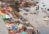 अमहट घाट पर कूड़े का अंबार:श्रद्धालु पूजा सामग्री सीधे नदी में डाल रहे, प्रशासन से सफाई की मांग