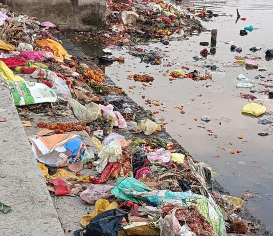 अमहट घाट पर कूड़े का अंबार:श्रद्धालु पूजा सामग्री सीधे नदी में डाल रहे, प्रशासन से सफाई की मांग