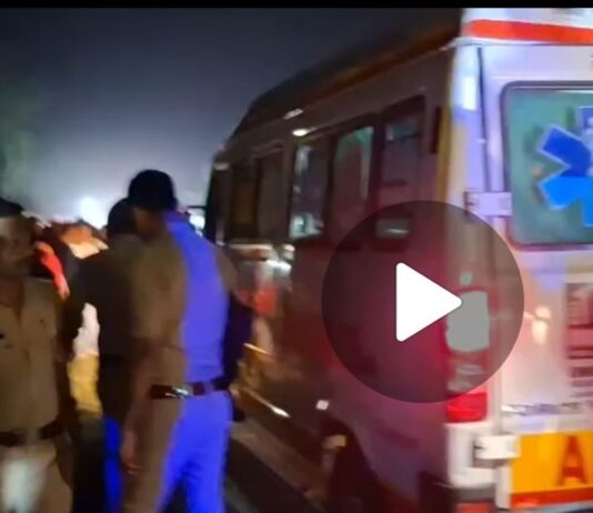 बहराइच में सड़क हादसा, बाइक सवार तीन की मौत:टायर फटने से अनियंत्रित पिकअप बाइक पर पलटी