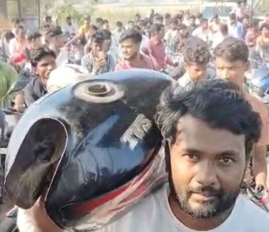 सुजौली पेट्रोल पंप पर तेल लेने उमड़ी भीड़:अफवाहों के बाद पुलिस ने संभाला मोर्चा, वितरण जारी