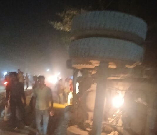 जुवथान मार्ग पर गन्ने से भरा ट्रक पलटा:रात में हुआ हादसा, तीन बाइकें दबीं; लोग सुरक्षित निकाले गए