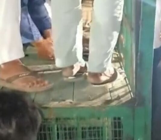 तेंदुए को पकड़ने के लिए लगाया गया पिंजरा:बहराइच में खेत में काम करते समय युवक पर किया था हमला