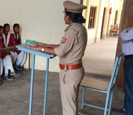 निचलौल में महिलाओं और बालिकाओं को किया गया जागरूक:कोठीबारी में मिशन शक्ति अभियान, पंपलेट वितरित किए गए