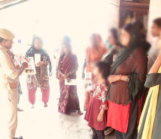 इटवा पुलिस ने महिलाओं को किया जागरूक:मिशन शक्ति के तहत सुरक्षा और साइबर अपराध की दी जानकारी