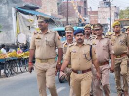 शोहरतगढ़ में पुलिस ने निकाला फ्लैग मार्च:सीओ दिवेदी और एसएचओ सिंह ने पुलिस बल के साथ गश्त किया